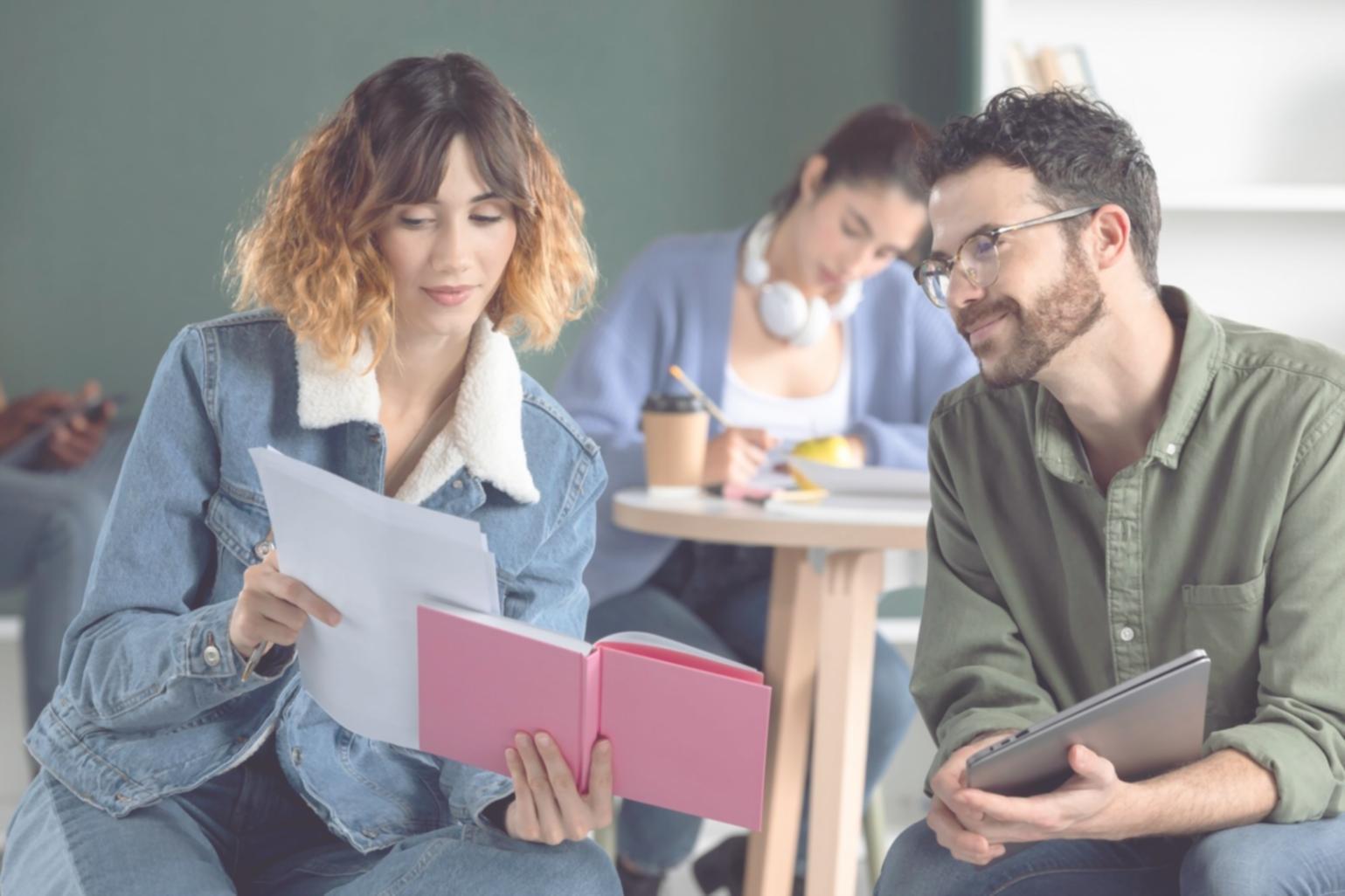 Grupo de estudiantes colaborando en proyecto empresarial